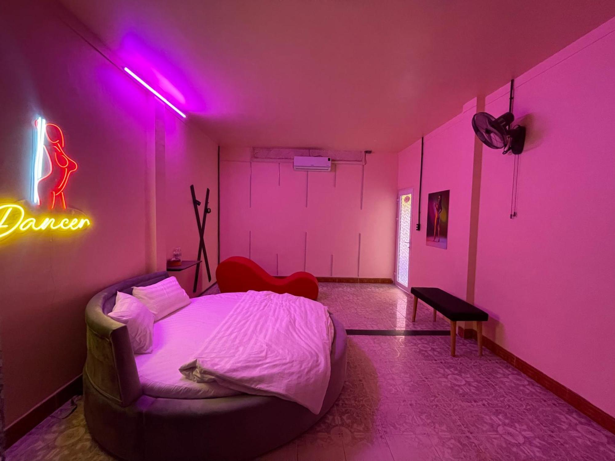 Couple Hotel - Khach San Tinh Yeu Buon Ko Sir Exterior photo
